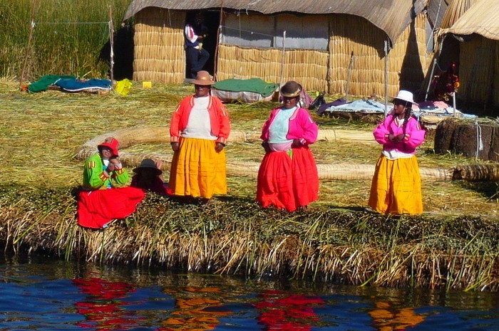Jour 13 : Pérou – Lac Titicaca – Îles d'Uros – Île Taquile – Péninsule de Capachica