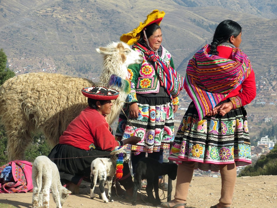 costumes traditionnels très colorés au Pérou