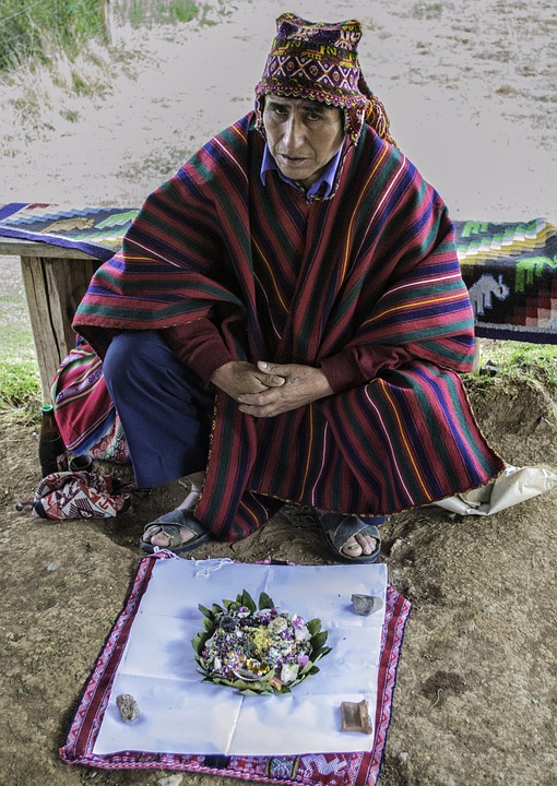 chaman péruvien avec mélange de feuilles de coca et de charbon